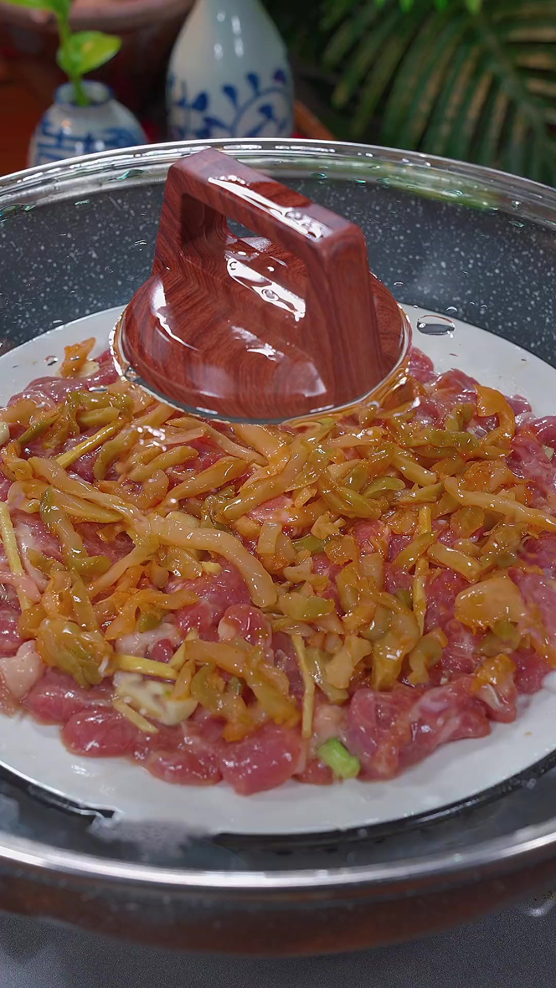 这是我家一周吃八次的榨菜蒸猪肉,做法简单还特别下饭