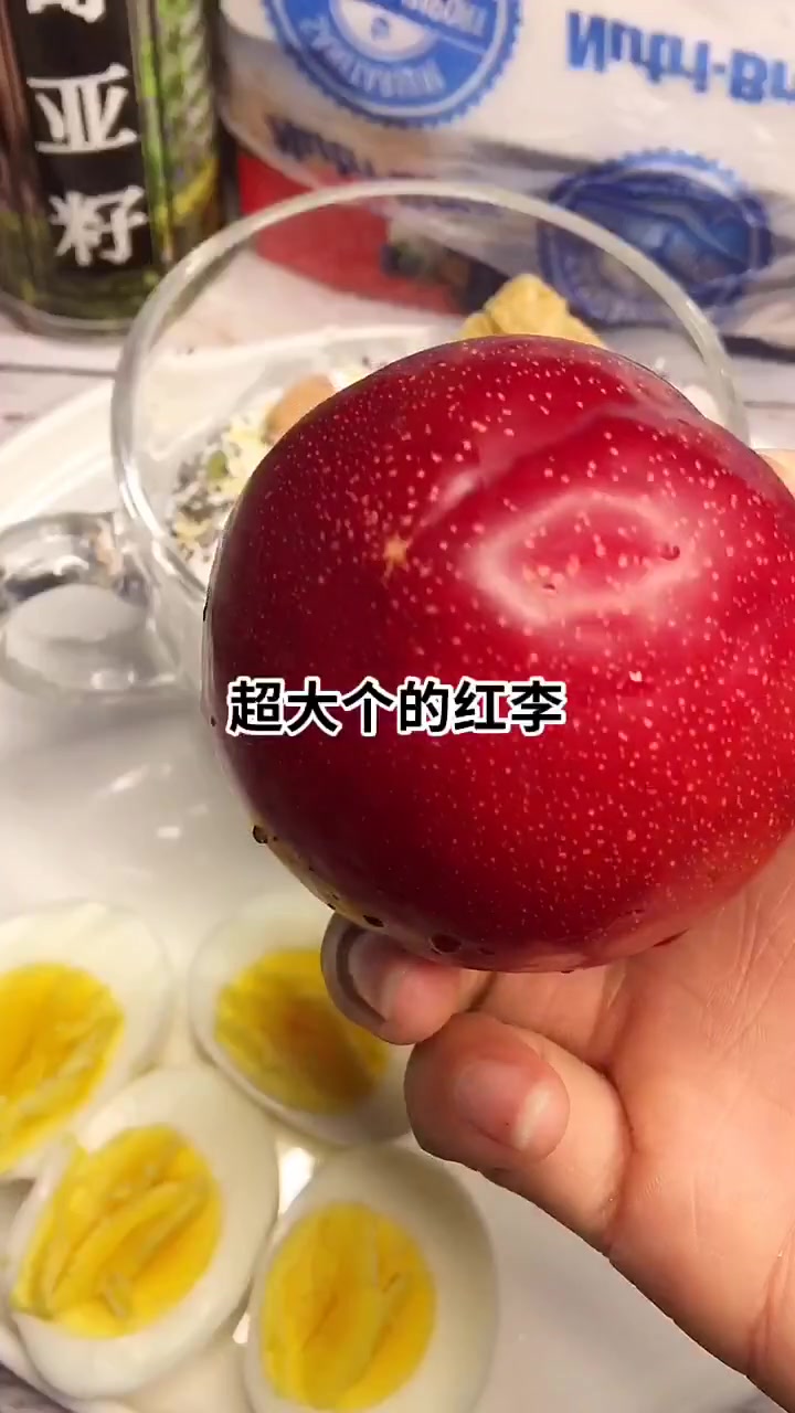 鸡蛋中含有大量的胆固醇 蛋白质和钙。锌微量元素,一天最多吃两个全蛋,鸡蛋吃的过多,营养不能