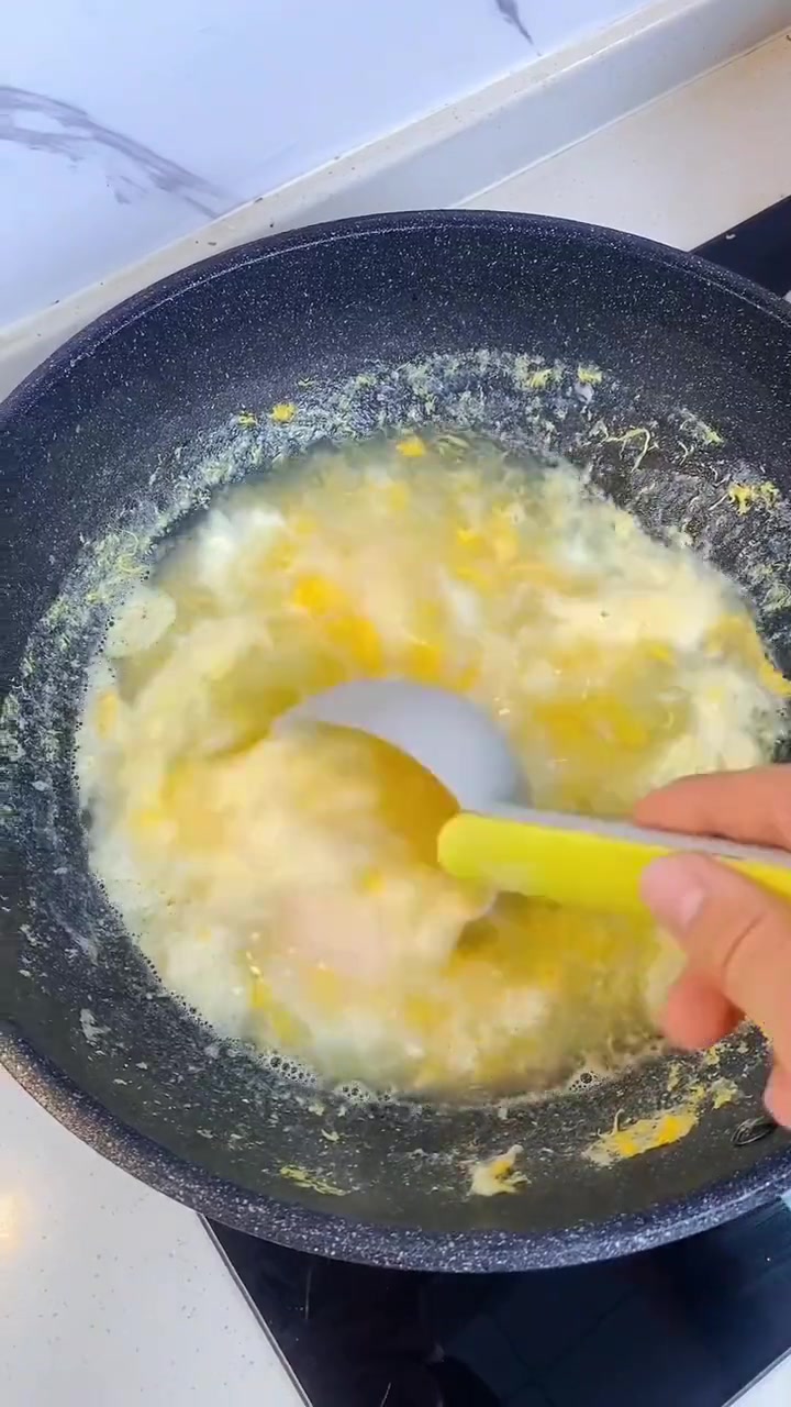 爱吃鸡蛋的,一定要来一个不锈钢 蒸蛋架,蒸蛋方便又好剥壳,放上盘子还能蒸其他东西 蒸笼架