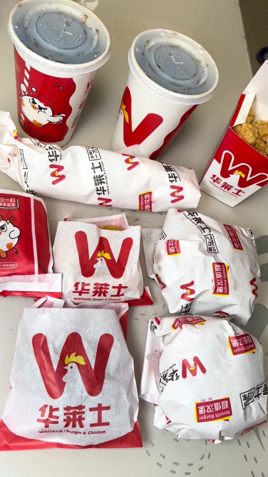 华莱士八件套29.9汉堡升级双人餐来啦!两个汉堡鸡米花、鸡肉卷、黑椒鸡块、地瓜丸、翅尖饮品