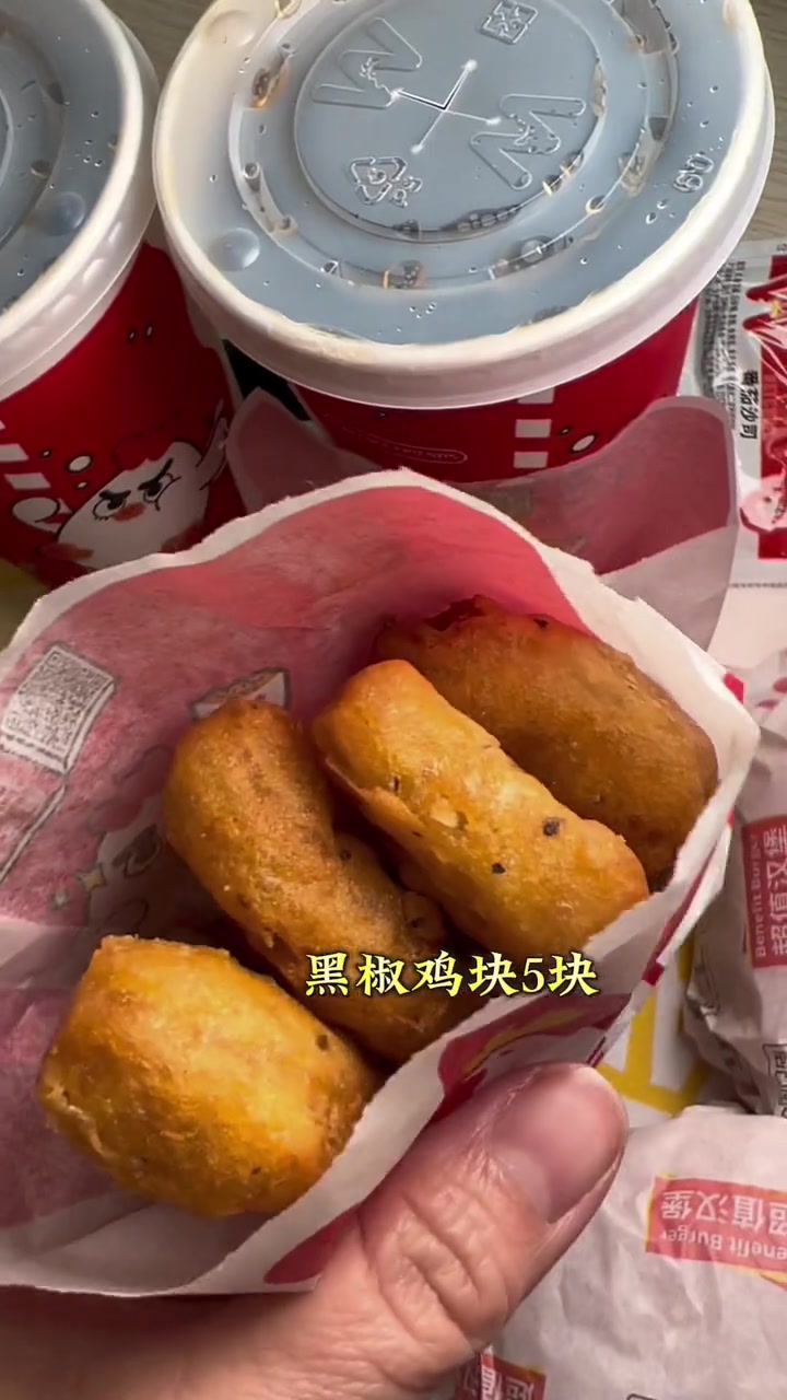 华莱士 28.9汉堡双人餐,一个鸡肉卷,两个汉堡,黑椒鸡块地瓜丸3个等!为长假加道菜 汉堡