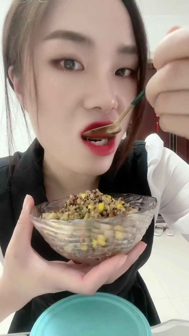 藜麦是植物界最完美的蛋白食品,超低卡路里超高饱腹感,并富含膳食纤维,同时还可以促进肠胃蠕动
