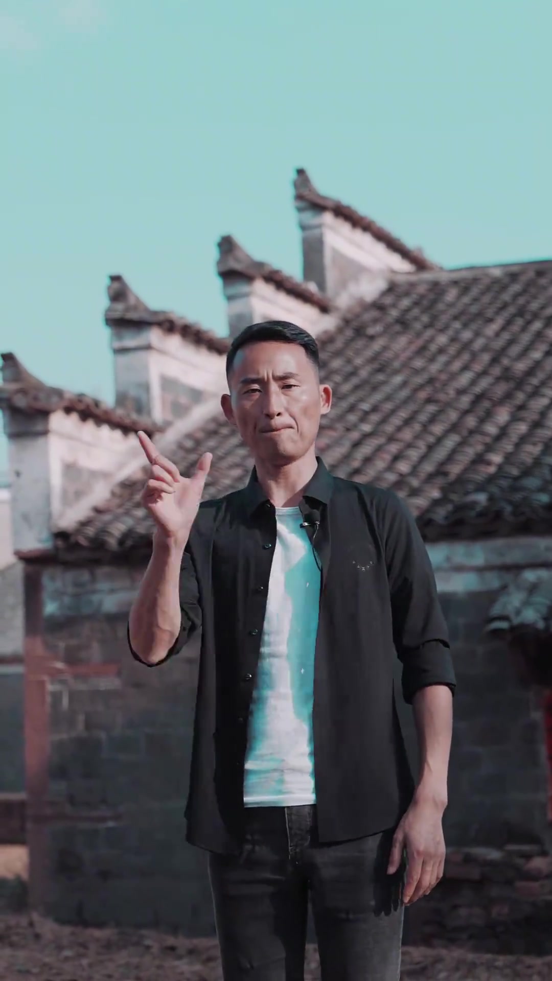 有很多的人喜欢看赣派建筑,他来了,