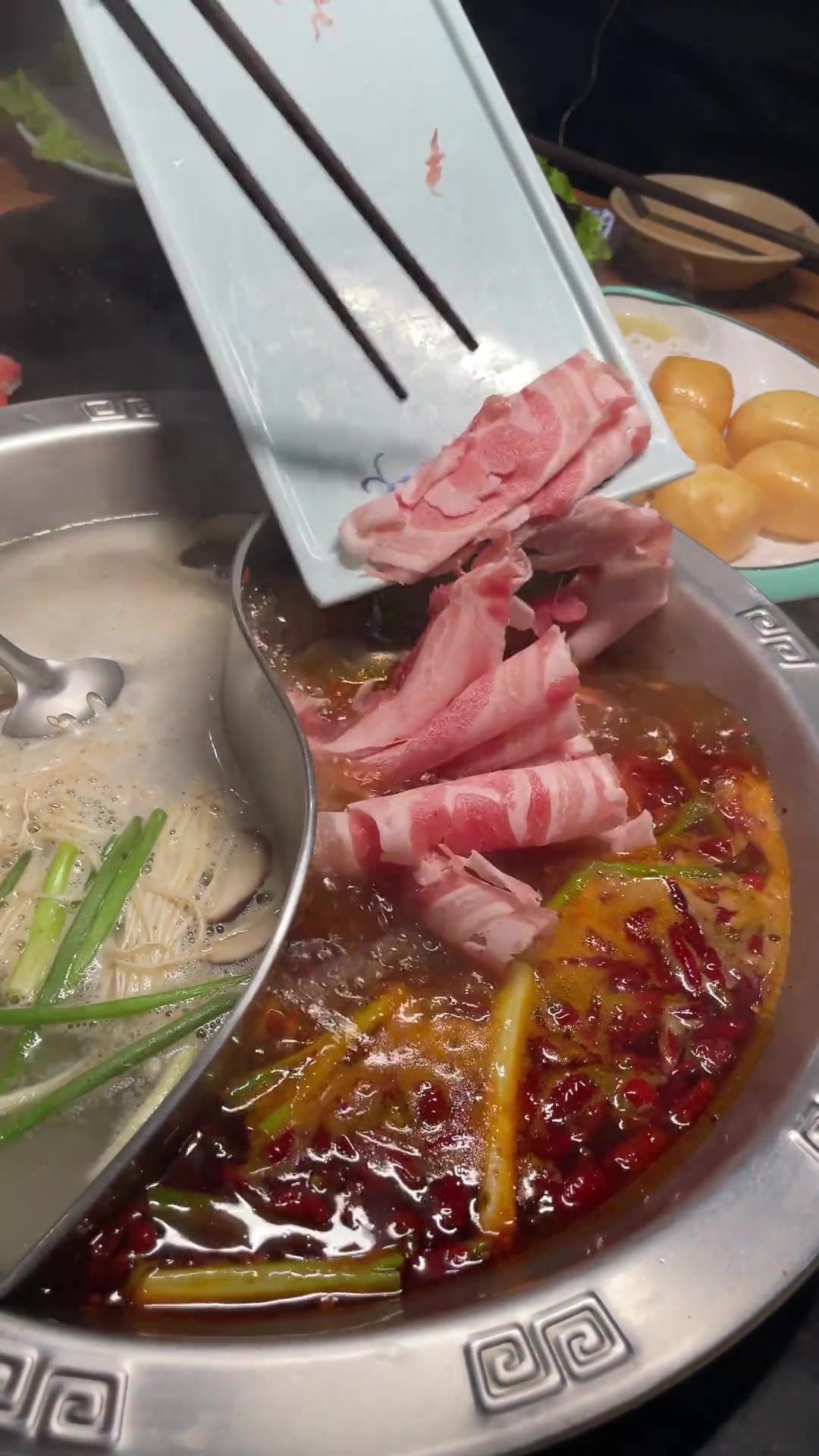 女神节了,带上小女神来辣庄吃个火辣辣的重庆火锅 美食探店流量来了 春光好食节 给爱的她一份