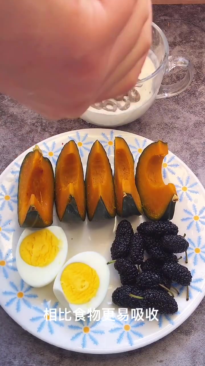 贝贝南瓜单单蒸一下就超好吃,又面又甜 是一个非常好的主食