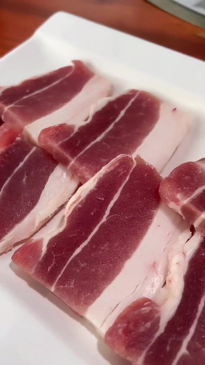 第9集|齐市烤肉,没有科技与狠活的烤肉店,家庭拌牛肉、烤肥牛、五花肉、烤酸菜都是特色菜,这