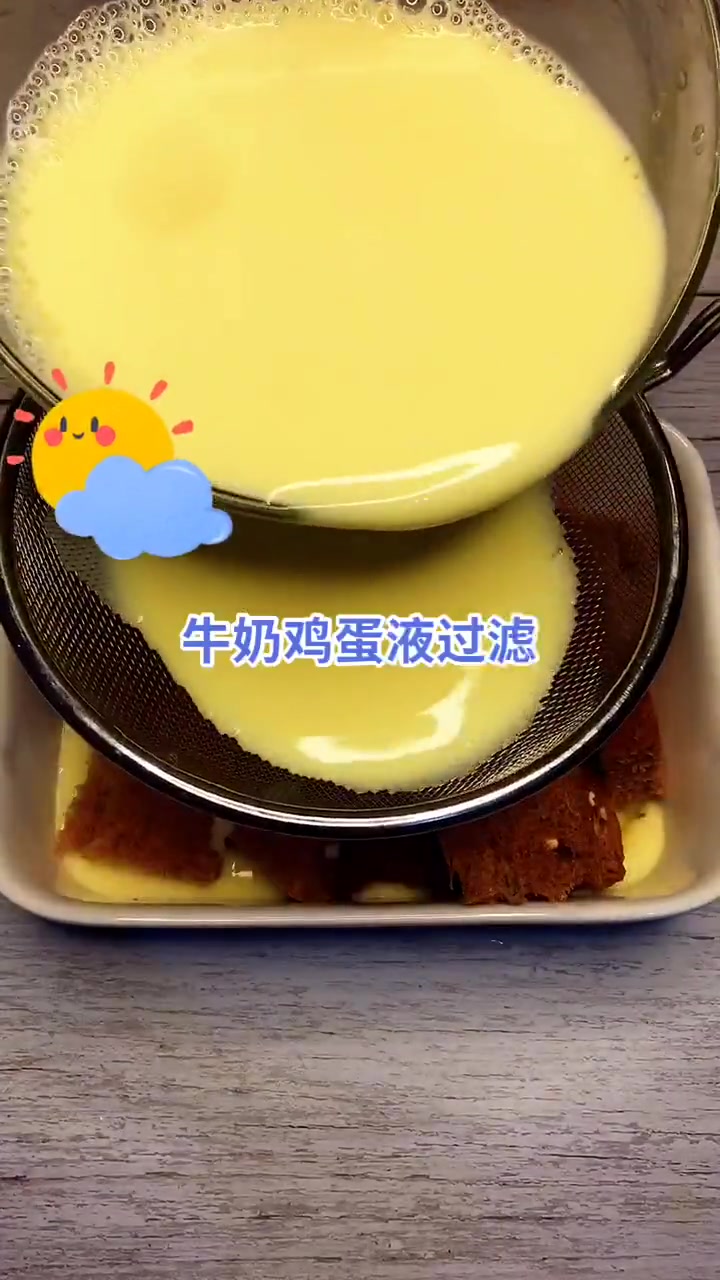 碗太大,造成鸡蛋液太少了,布丁是没了, 问题不大。烤箱脾气不一样,烤的时候你们看一下