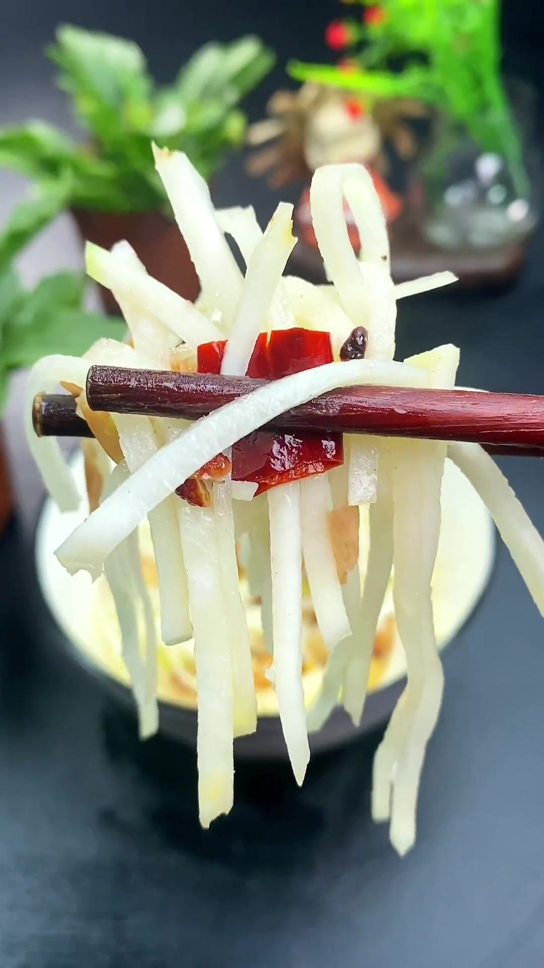 今天又详细的给大家做了一遍芥菜疙瘩花生米,上次做的早早就吃完了,味道真不错!芥菜疙瘩咸菜 