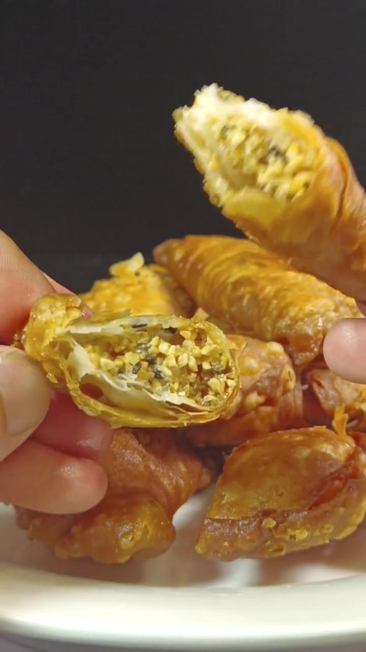 油酥角是我们河南固始的一道特色美食,记住这个小技巧,又酥又脆又香甜 油酥角的做法 在家做美