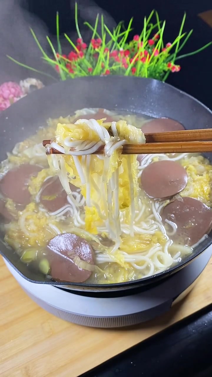 冬天来一锅酸菜炖鸭血,汤酸酸的开胃,咽到肚子里暖暖的!美食教程 酸菜 酸菜鸭血