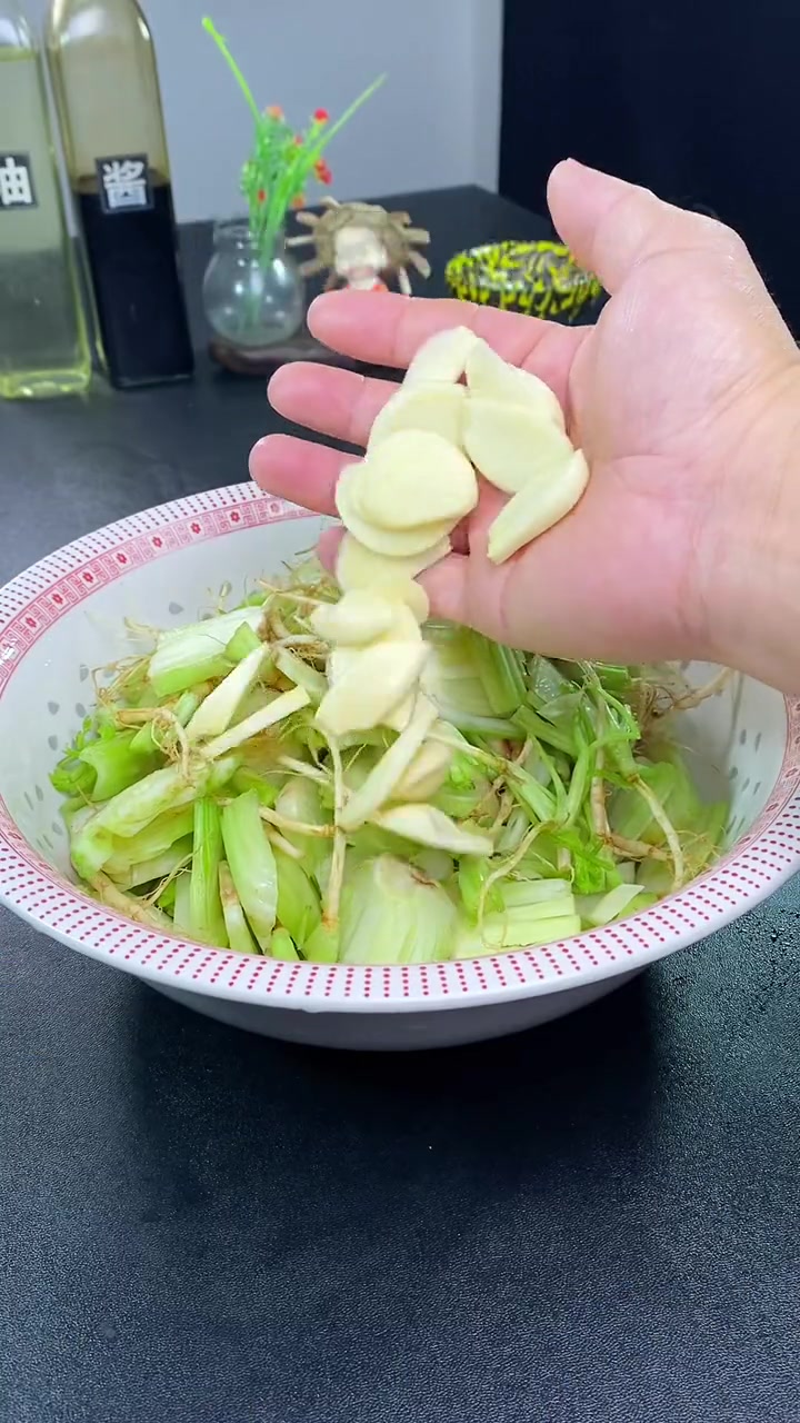 菜根不要再扔了,你像我这样做,早上喝粥配上菜根香那叫好吃!菜根香