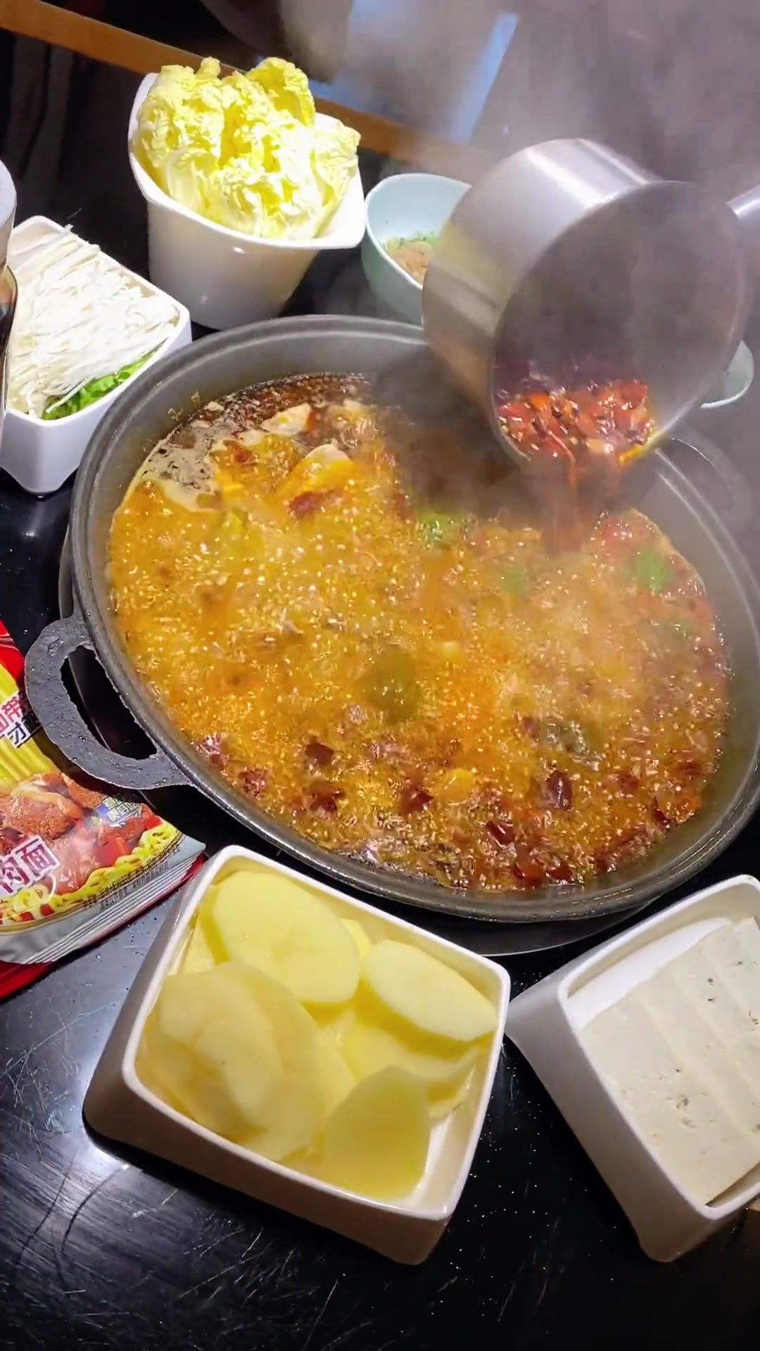 重庆地摊鱼,快乐我和你,152的三人餐,三斤半的鱼,还有多个配菜,就是一个字,绝,两店通用