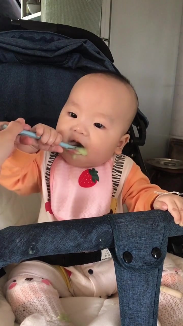 六月龄宝宝辅食添加顺序之白菜泥米粉,白菜选中间比较嫩的叶子,切记不要煮太烂,因为白菜含有膳