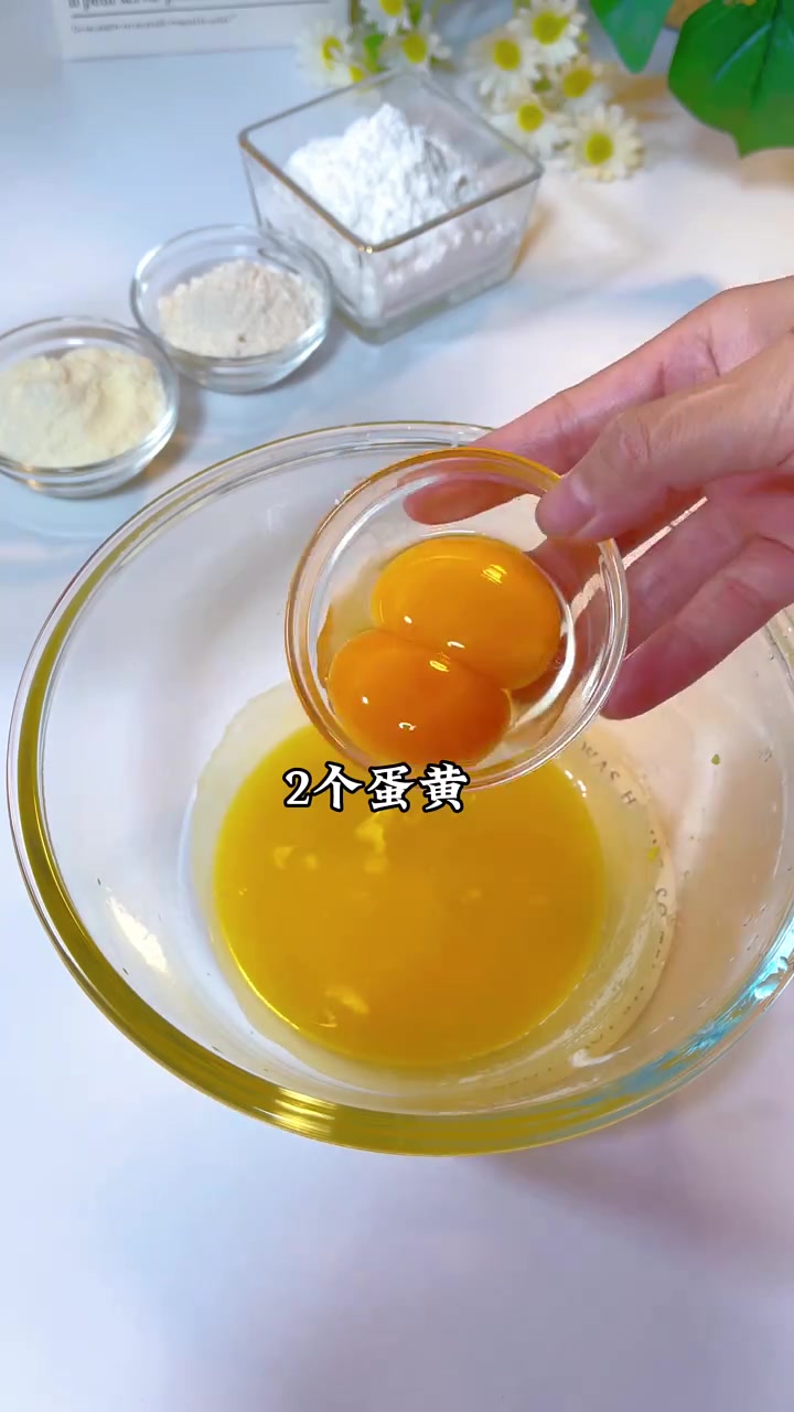 12月龄宝宝辅食︱宝宝零食|奶香小馒头 今天分享一个宝宝版的奶香小馒头做法,浓浓的奶香味加