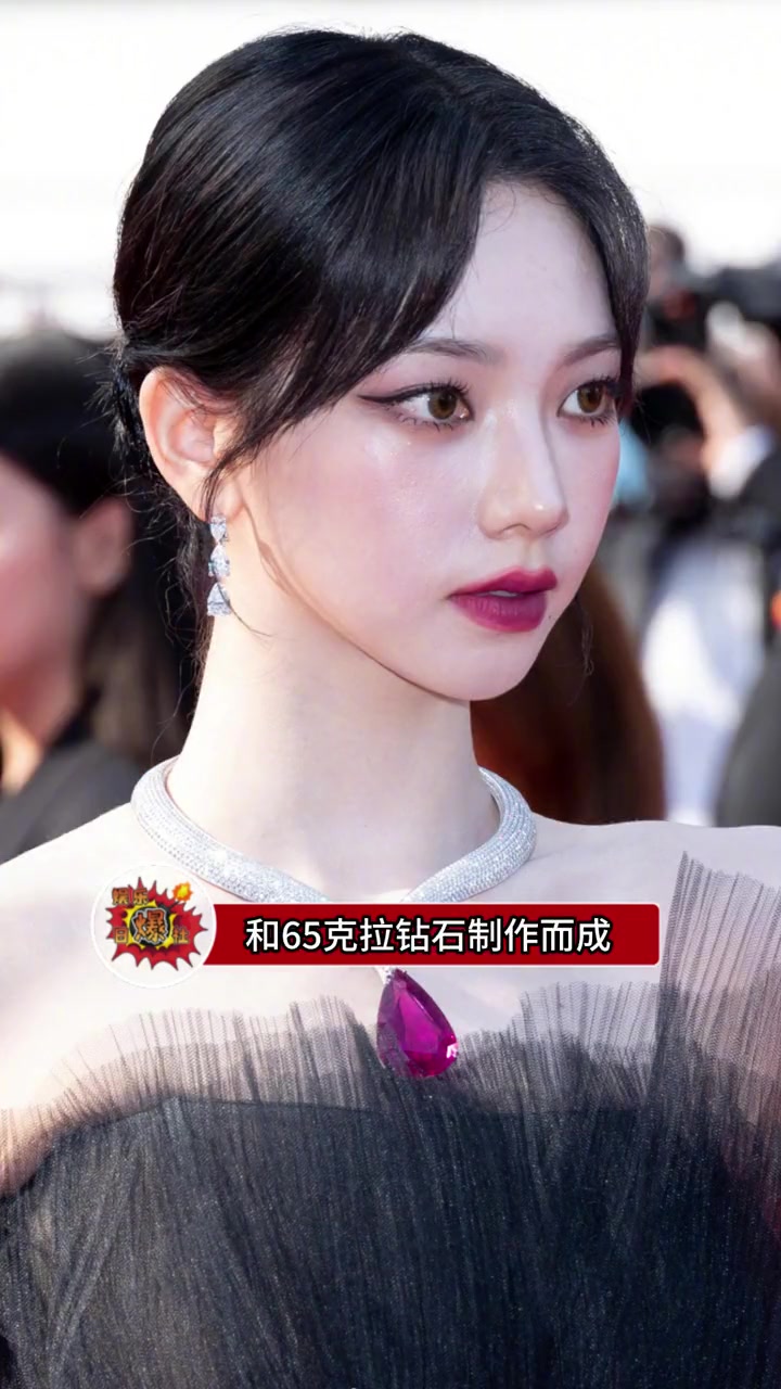 在戛纳红毯上戴着价值16亿韩元珠宝项链的柳智敏,特别贵气的黑天鹅公主
