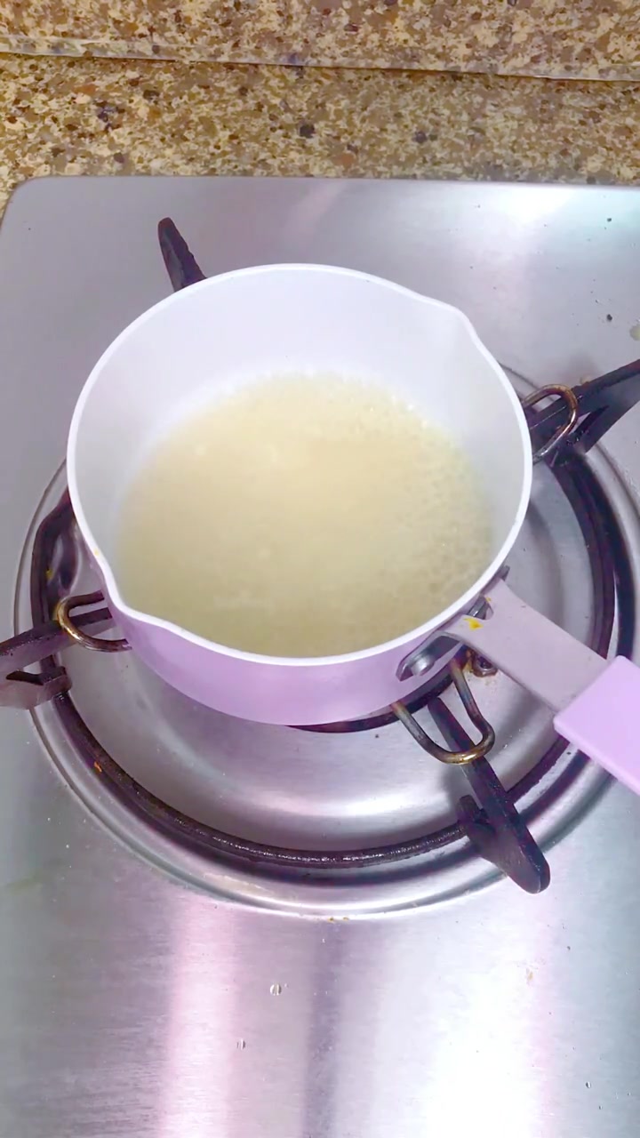 给宝宝做辅食,剩下的鲫鱼汤怎么办?做成面条,又是一顿营养美味的辅食,在这里科普一下,宝宝可