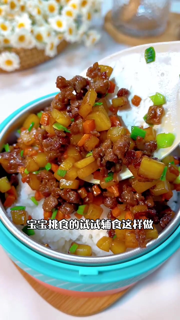 牛肉的新吃法。搭配土豆,给宝宝做个好吃又简单的土豆牛肉盖饭。我这个大人看着也都要流口水了