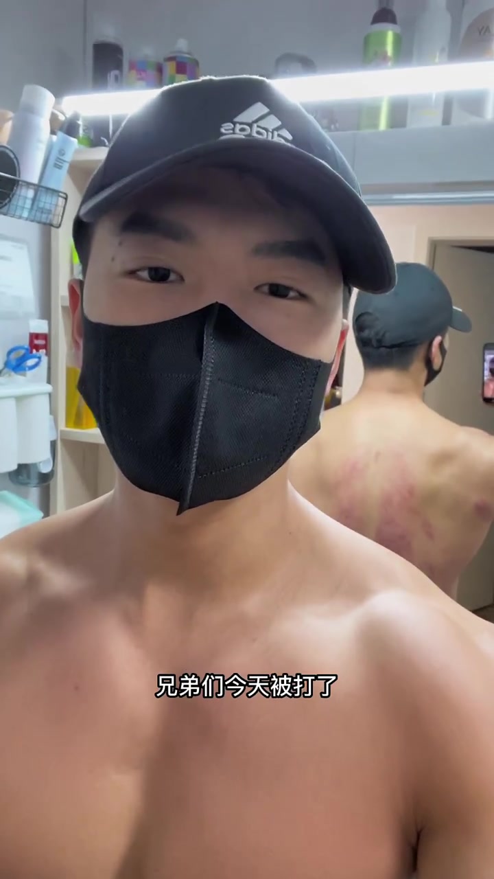 肌肉男竟然被打了