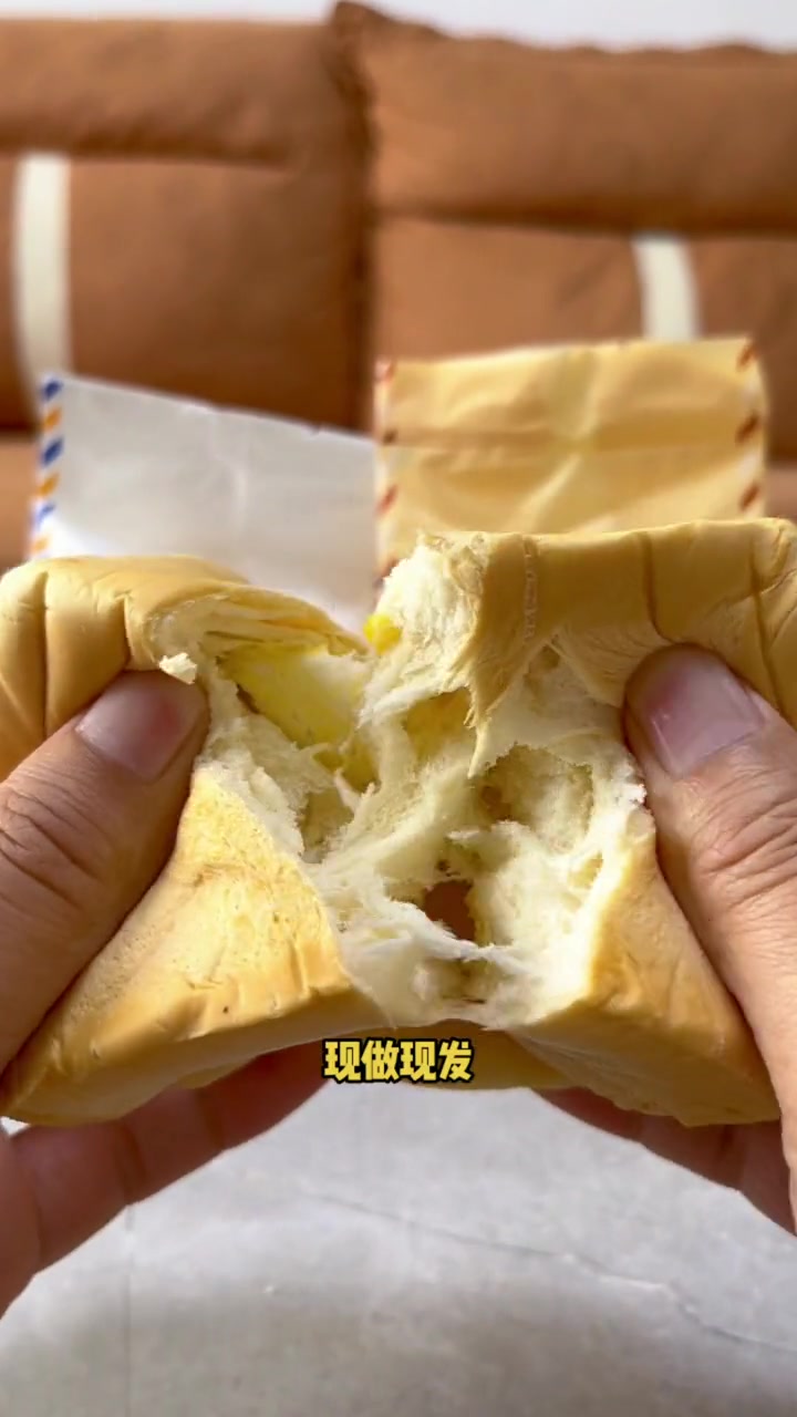 早餐吃什么 可以尝尝 榴莲西施奶撕面包 早餐配着牛奶好吃方便又营养 手撕面包推荐