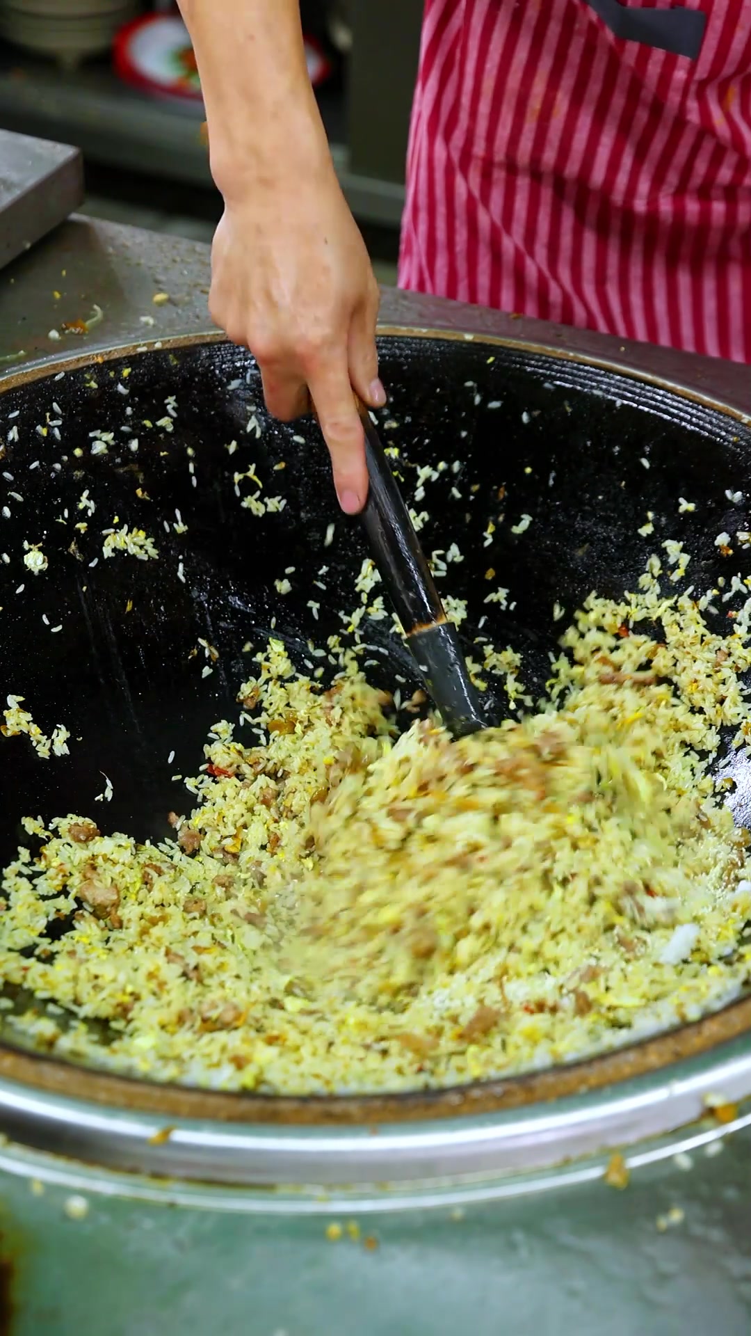 家里有剩饭的不要倒了哟,可以炒盘香喷喷的#酸菜肉丝饭