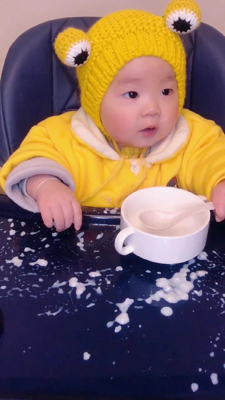 6月龄宝宝就可以吃的奶香大米粥,小月龄宝宝吃的话料理机直接打成糊糊。白粥也养胃,其他什么都