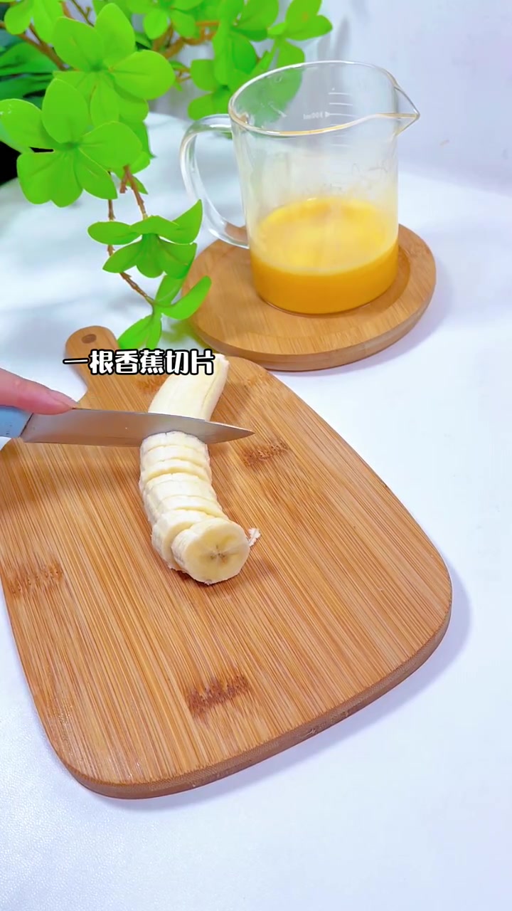 家里有香蕉的别浪费了,做个香蕉鸡蛋饼,适合10个月以上宝宝,实在太香了
