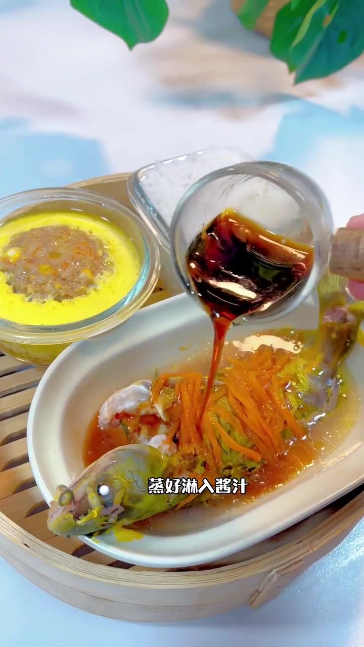 15分钟|宝宝辅食一锅蒸 软嫩鲜香的清蒸黄骨鱼 搭配莲藕肉饼蒸蛋 今天的主食是海苔碎拌饭