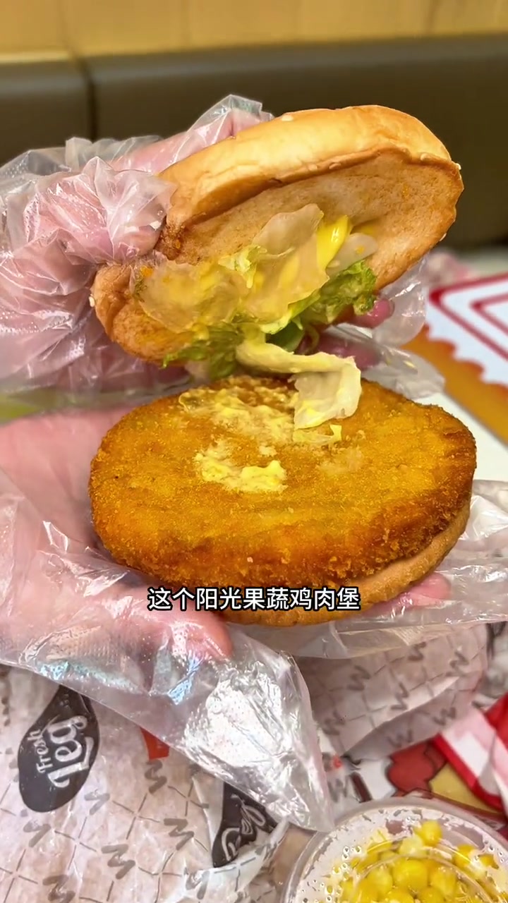 华莱士六一吃鸡节。八件套29.9 优惠活动火爆进行中 吃货的快乐回来了 易婷婷 华莱士团购