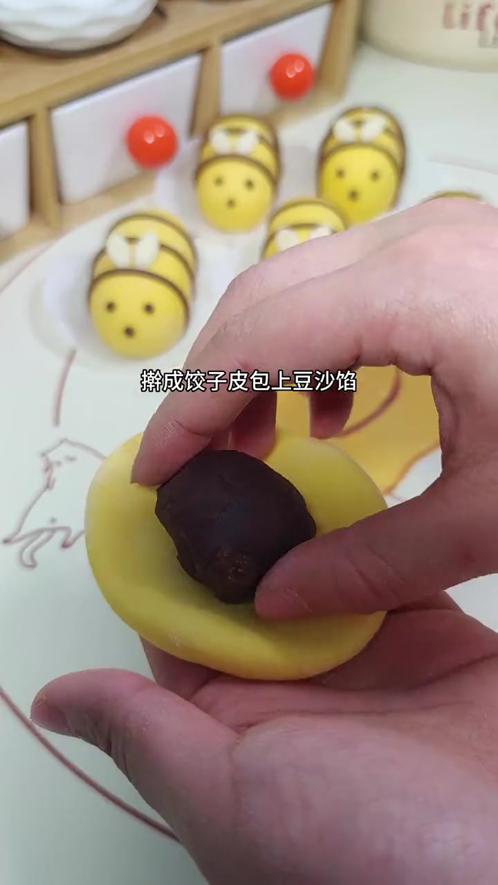 儿子说有段时间没吃妈妈做的卡通包啦,这不放学回来看到一锅小蜜蜂豆沙包开心极了,说太可爱了 