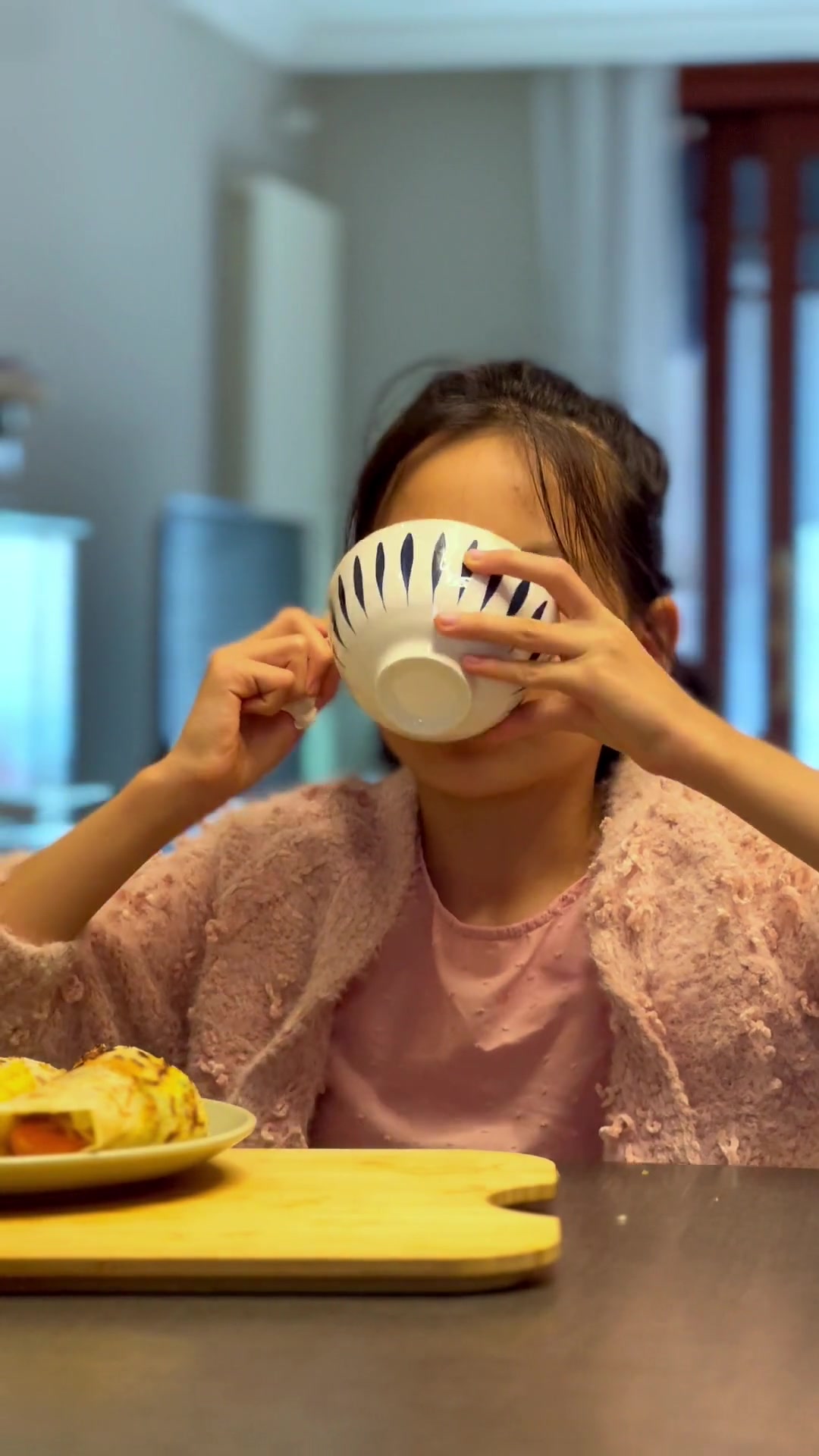 一份鸡蛋灌饼,再来个莲藕排骨汤,这个秋天早餐咱就这么吃 妈呀太香了 大人小孩都爱吃 营养早