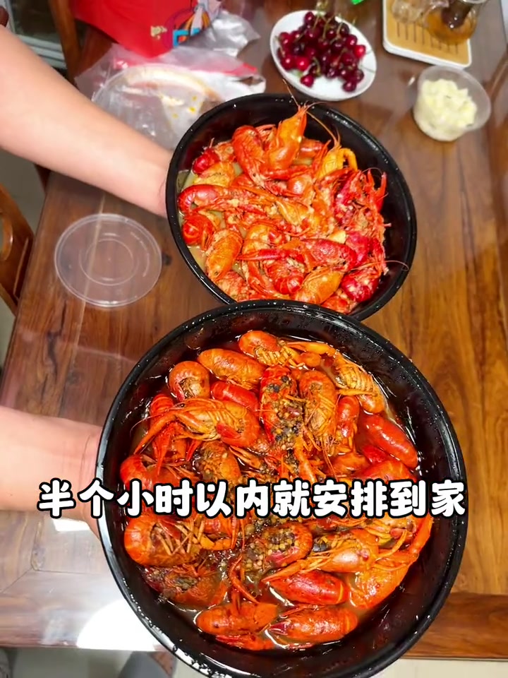 在家吃小龙虾喜欢边剥虾边吃的感觉 吃龙虾的季节 小龙虾 龙虾外卖季 麻辣小龙虾 小龙虾的神