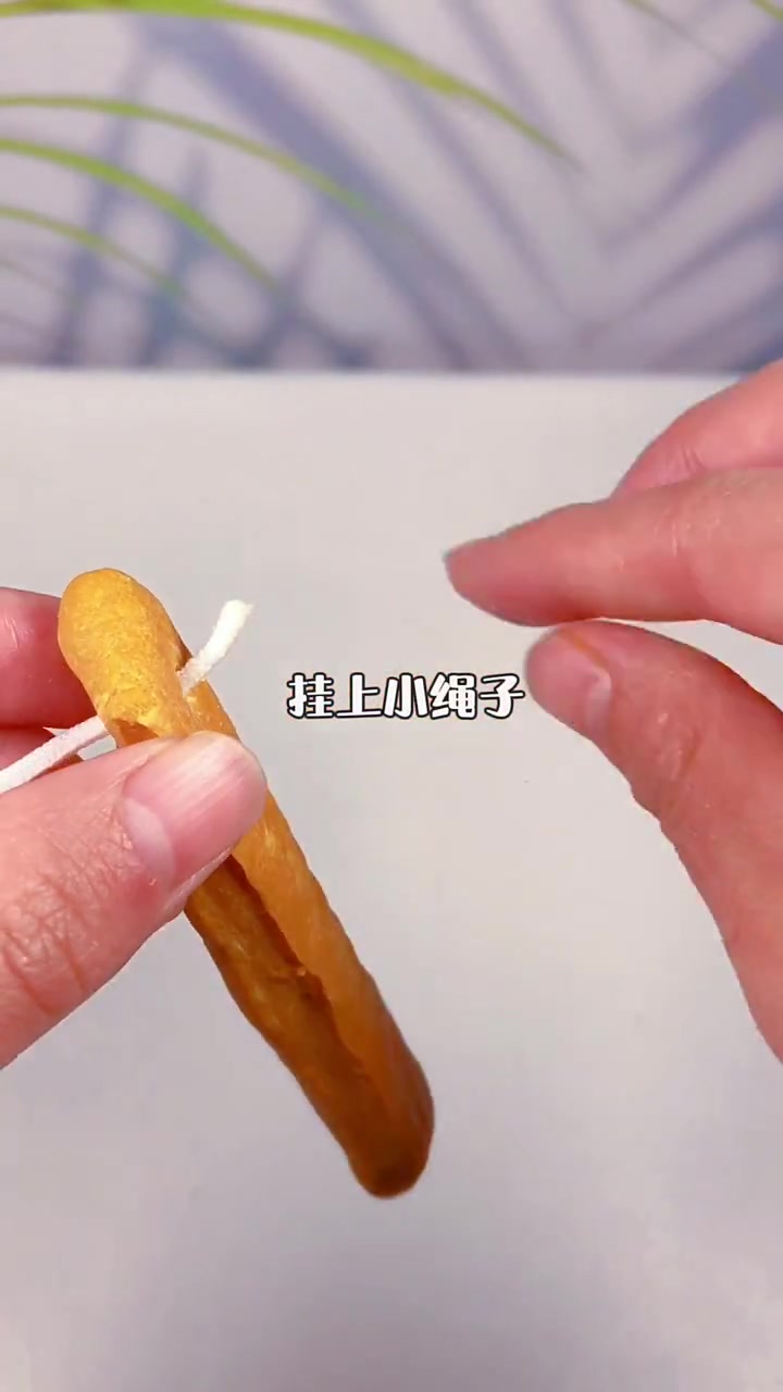 这磨牙棒我也是第一次做的太成功了。记得最低温度烤,注意看着点火候,一个小时不够继续烘烤,完