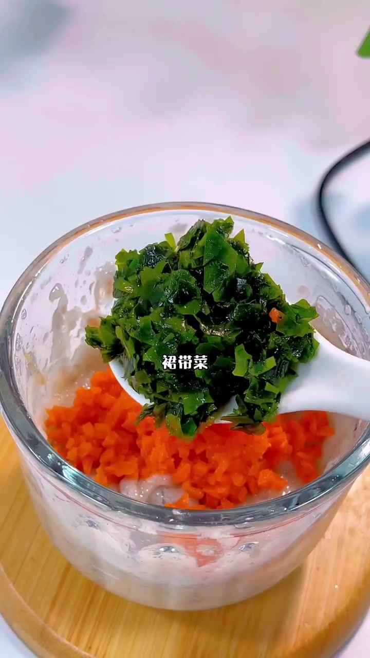 春天是宝宝长个子的季节,每周我都会给宝宝安排2次裙带菜虾虾球,软嫩鲜香,还可以让宝宝拿着吃