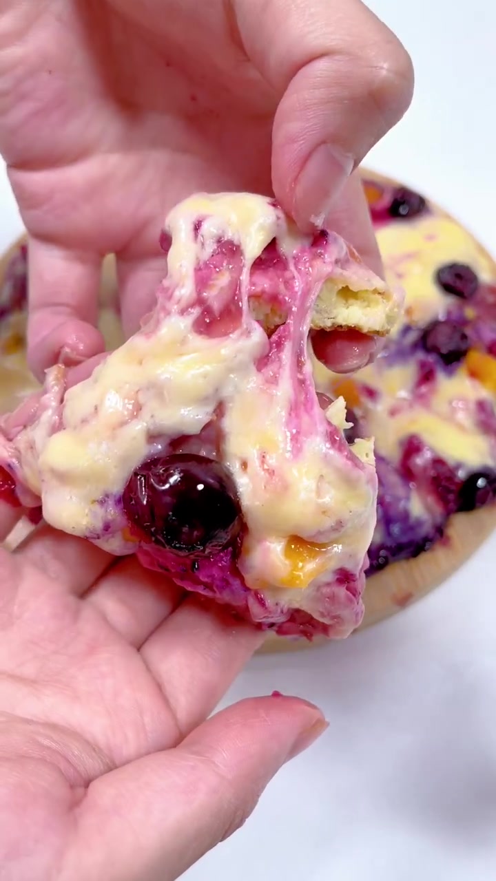 这个水果披萨味道真的绝了,我也忍不住多吃了几块没有烤箱也可以做的披萨,简单好消化,搭配苹果