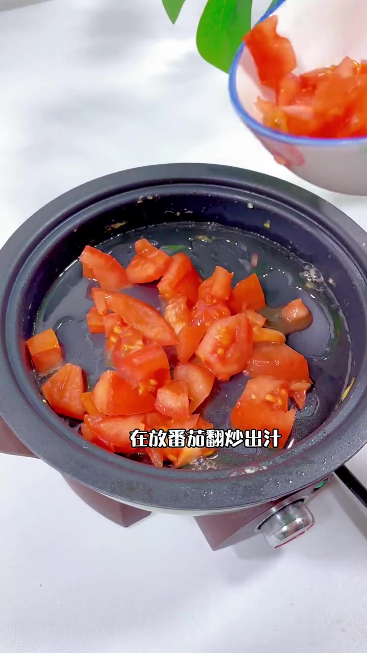 好久没吃炒面了。今天做了西红柿鸡蛋炒面,酸甜开胃,好吃到停不下来,给宝宝做了一大盘都吃完了