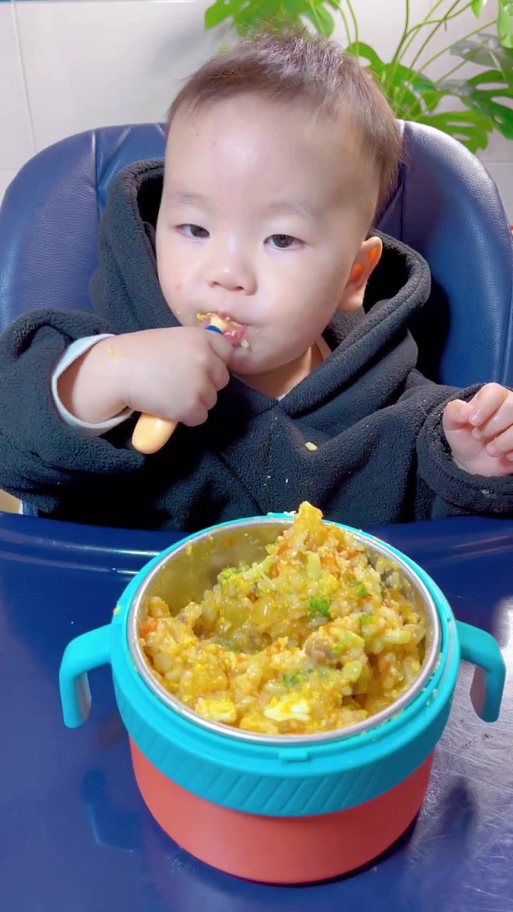 今天做了宝宝喜欢吃的牛肉咖喱烩饭,让饭渣宝宝秒变干饭人辅食 感谢官方
