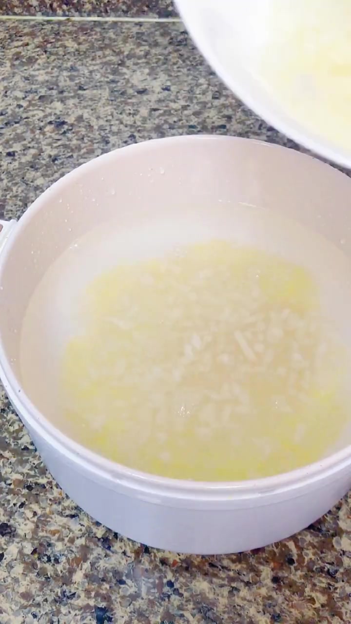 这款银耳雪梨粥,真的就是挑食宝宝抗拒不了的。适合6个月以上宝宝。营养丰富,清肺去火