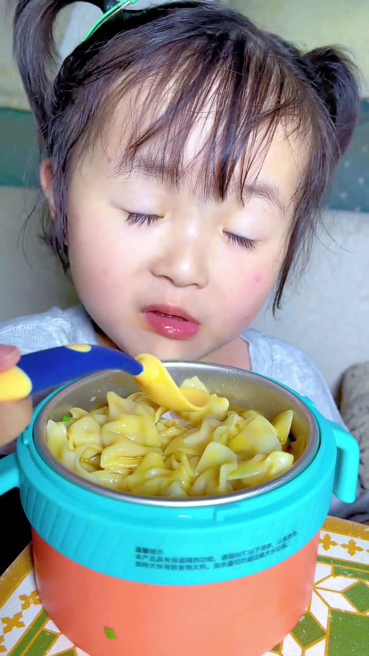 10个月以上宝宝就可以吃的牛肉小馄饨,肉肉一点也不柴,软嫩鲜香,宝宝一口一个太香了