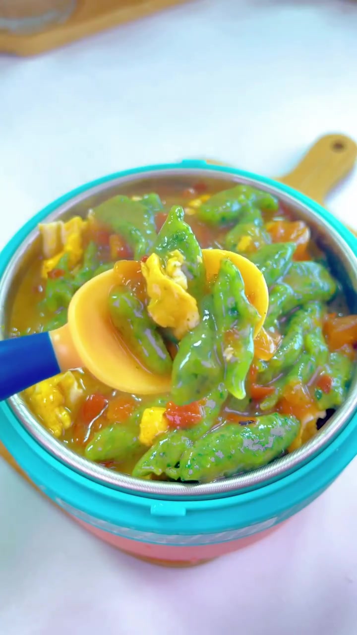 没想到自己做面条那么简单,今天奉上妈妈牌手工面菠菜山药小鱼面,自己做的安全无添加,还可以锻