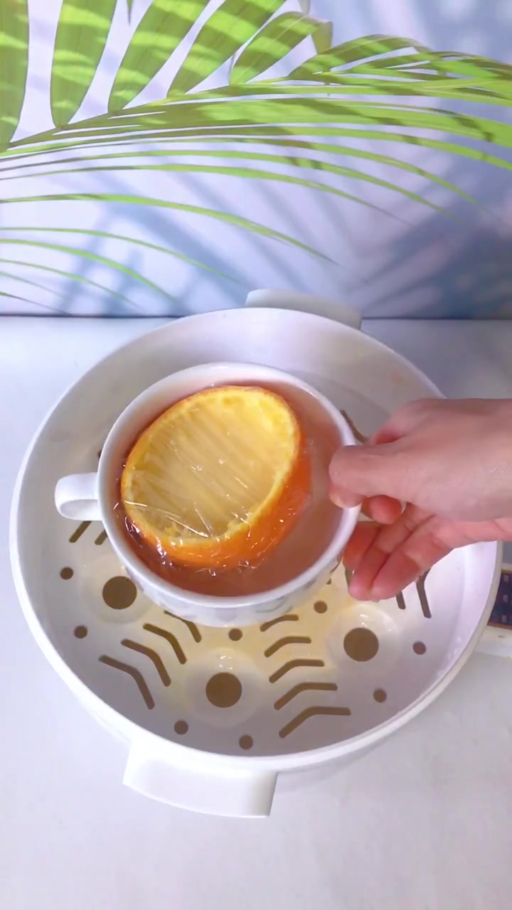 又到了吃橙子的季节。做成香橙蒸蛋,橙子皮蒸熟以后,它的营养能够有效的释放出来,还没预防宝宝