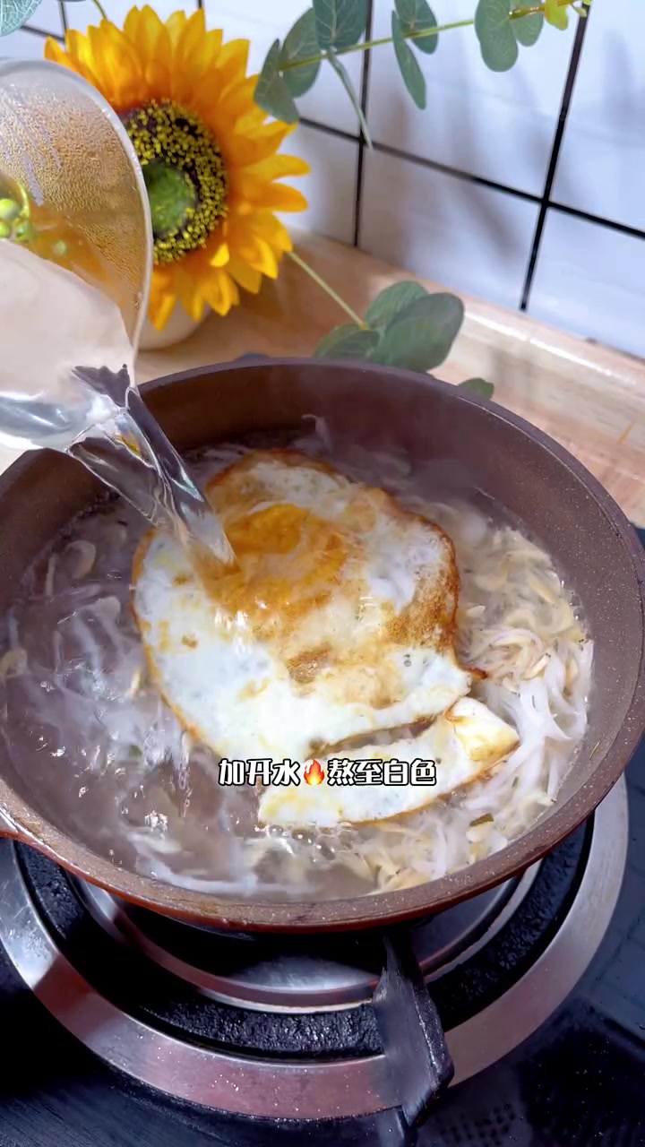 你们知道白萝卜的营养吗?又是吃白萝卜的季节,宝宝不爱吃鸡蛋,一定要试试这道白萝卜煎蛋面,汤