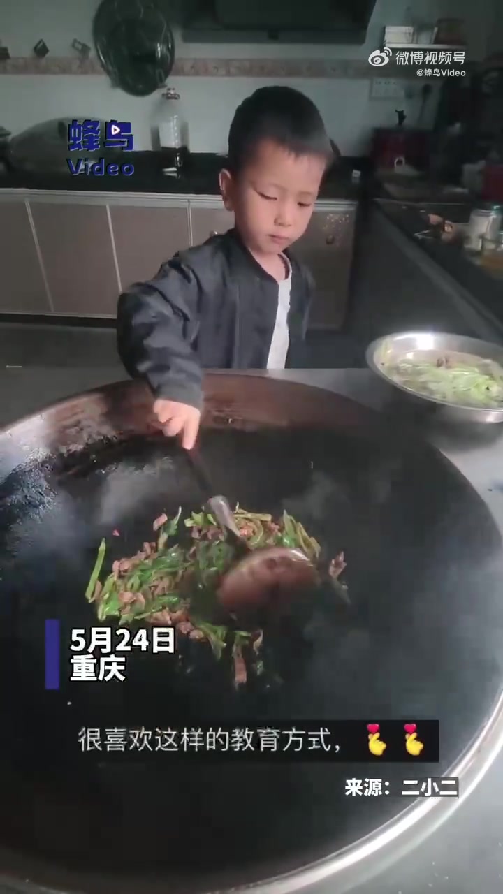 「优秀!奶奶教会5岁孙子熟练淘米炒菜」5月24日,重庆。奶奶教5岁孙子利用空闲时间,学会淘