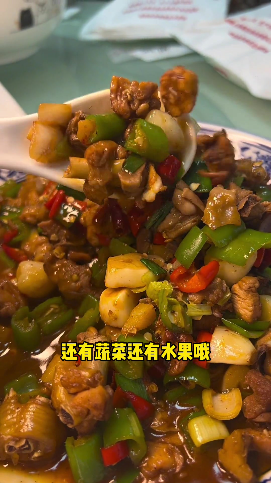 开化清水鱼。活蹦乱跳的鱼你喜欢吗?还有酸菜炒香干很下饭。还有生炒鸡。不是大胃王六个人吃差不