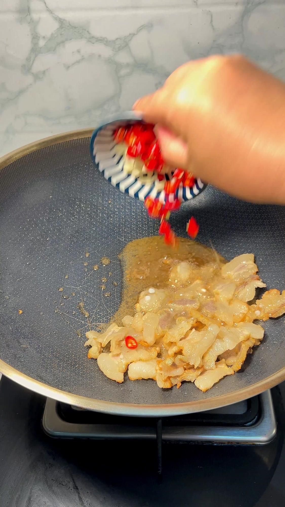 晒干的莴笋炒起来超好吃,嘎嘣脆,配上腊肉,香辣脆爽,超下饭!