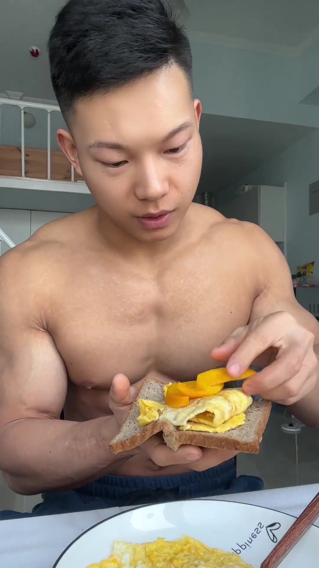 对绝大多数人来讲,减肥其实不是饿,是馋而已!你把热量换成食物,能撑死很多女生!还说自己减肥