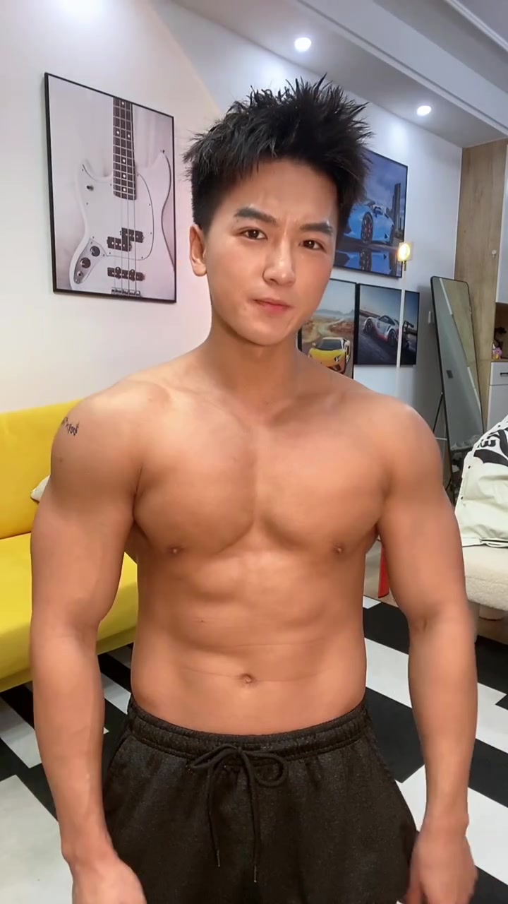 肌肉男挑战徒手掰苹果,看看能否成功