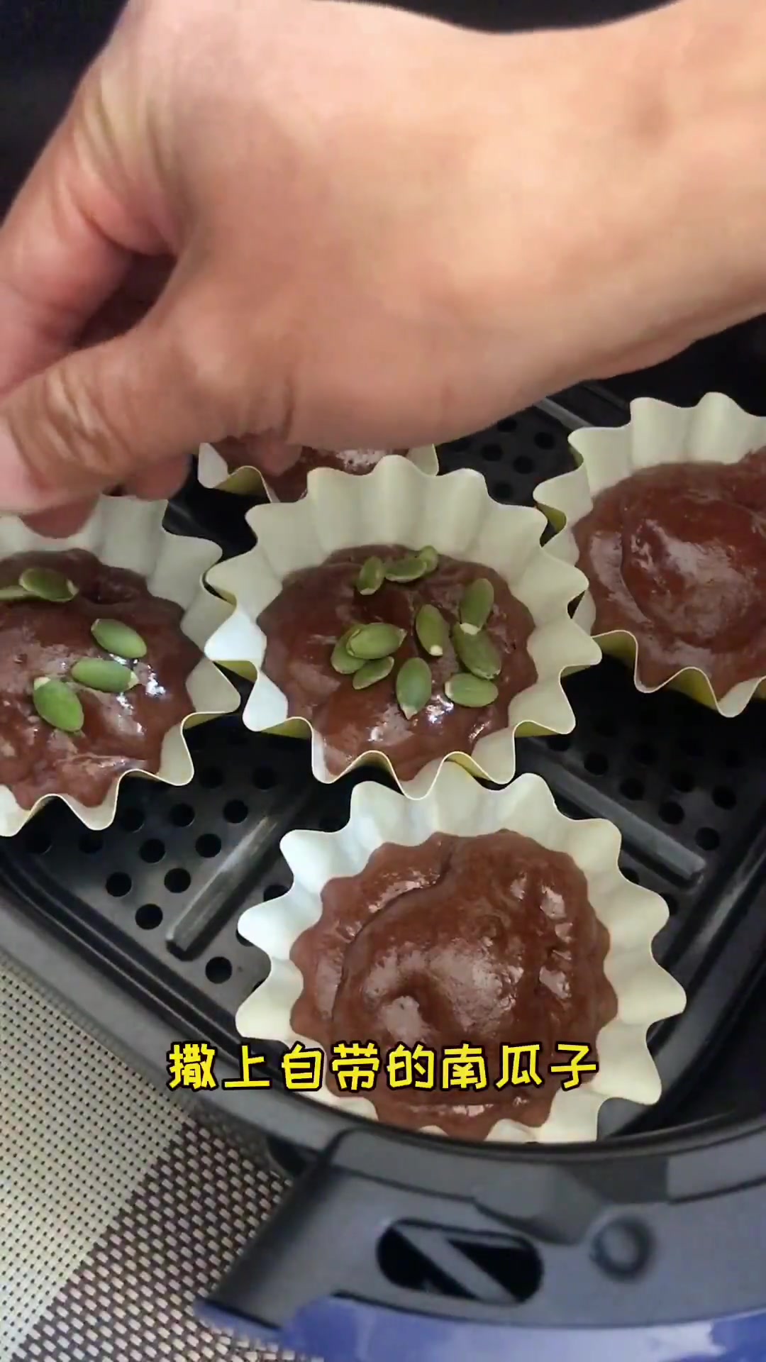 星爸爸一个玛芬蛋糕就20左右了,新手小白也能做,简单好吃又实惠,一袋能做8-9个 空气炸锅