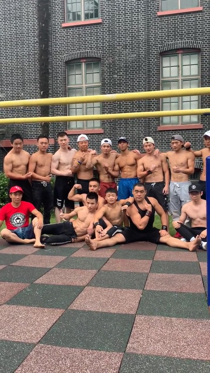 大型肌肉男合影现场