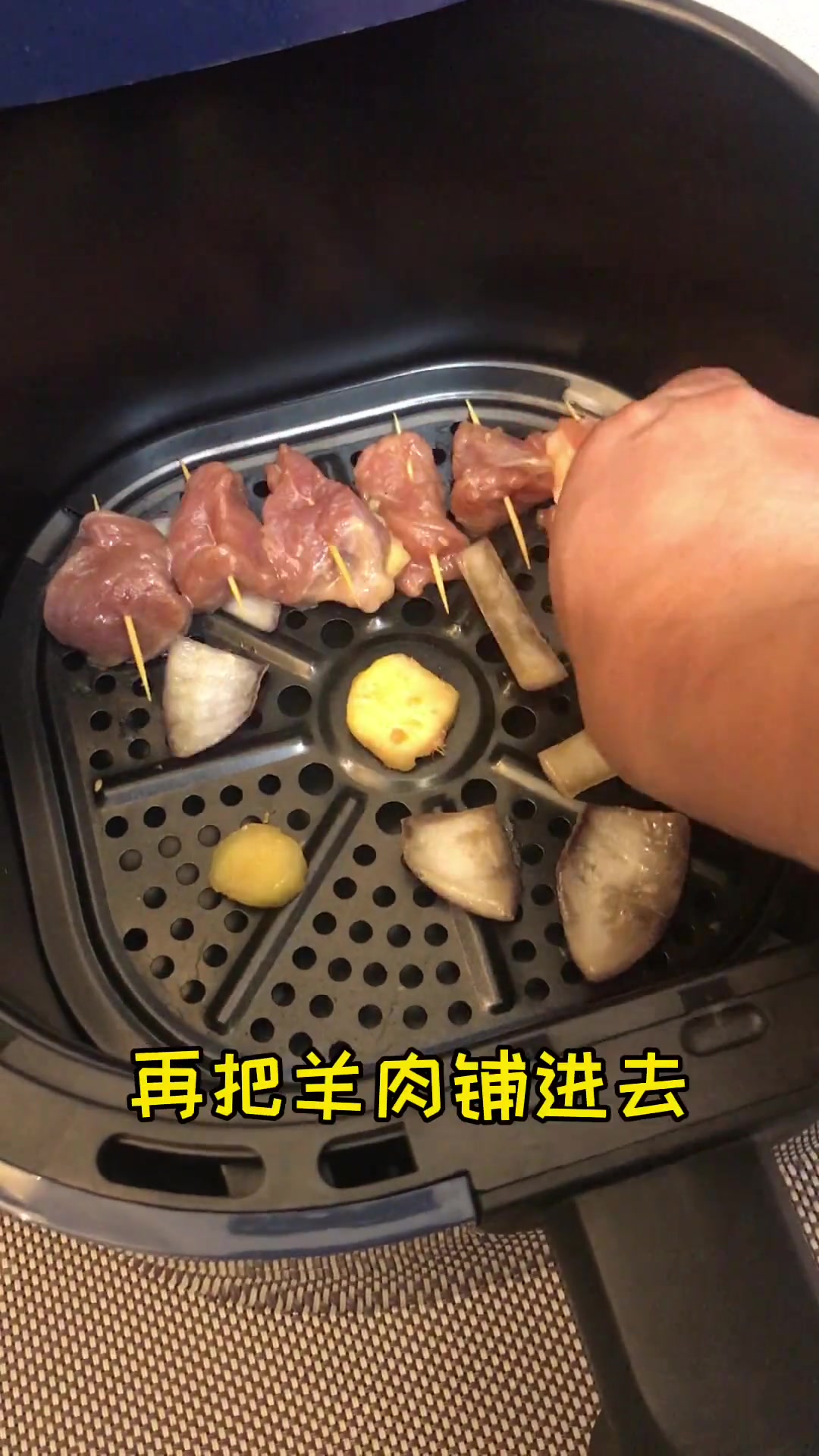 空气炸锅能炸万物?真没想到烤牙签羊肉,简直比烧烤摊还好吃,无油烟,还卫生。空气炸锅美食 烤