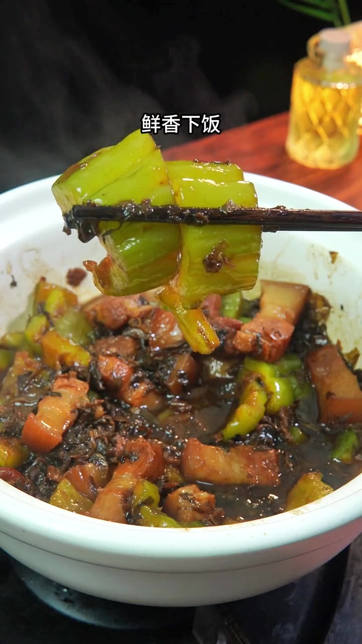 以后想做红烧肉就按照我这个做法来,梅干菜苦瓜烧五花肉,红烧肉这样的做法头次见,苦瓜比肉还好